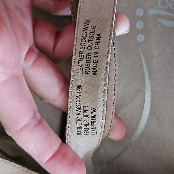 Women's size 9 Neutral Abeo tan sandals - Picture 3 of 10